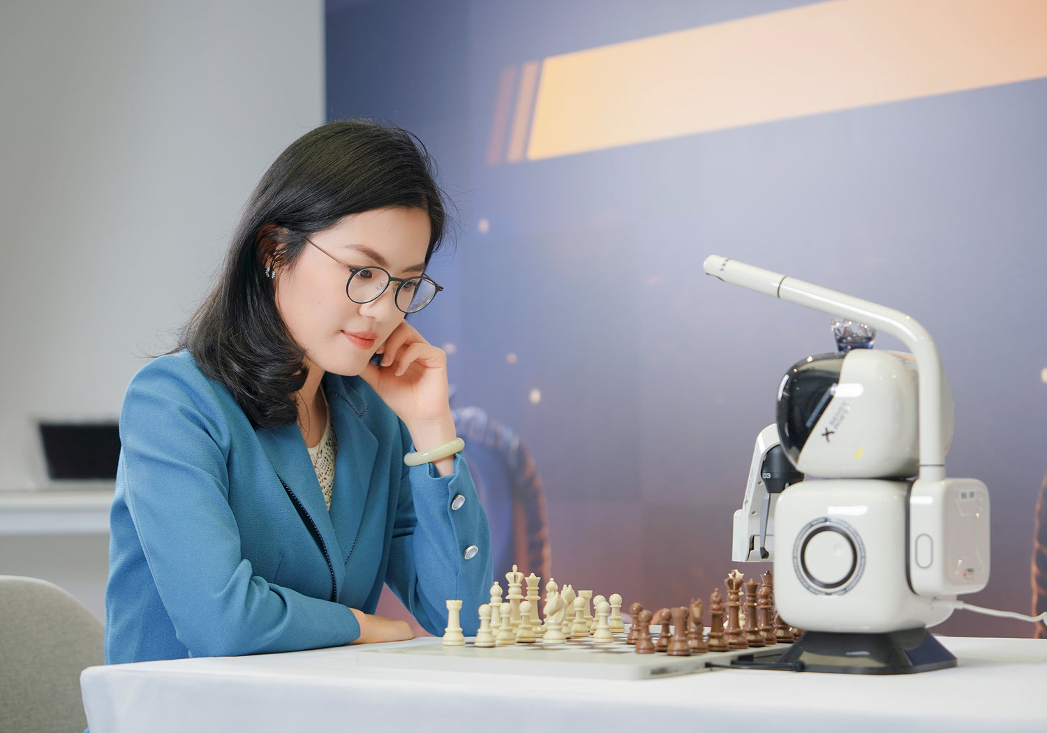 SenseRobot AI Defeats Four-Time Women's Chess Champion